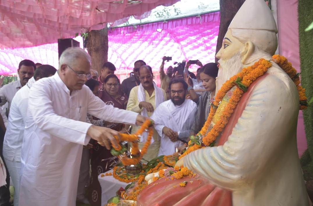 Photo of सद्गुरू कबीर ने समाज को एक सूत्र में पिरोने का किया काम – भूपेश