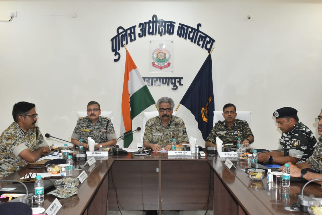 Photo of पुलिस महानिदेशक ने की बस्तर में नक्सल विरोधी अभियान की समीक्षा