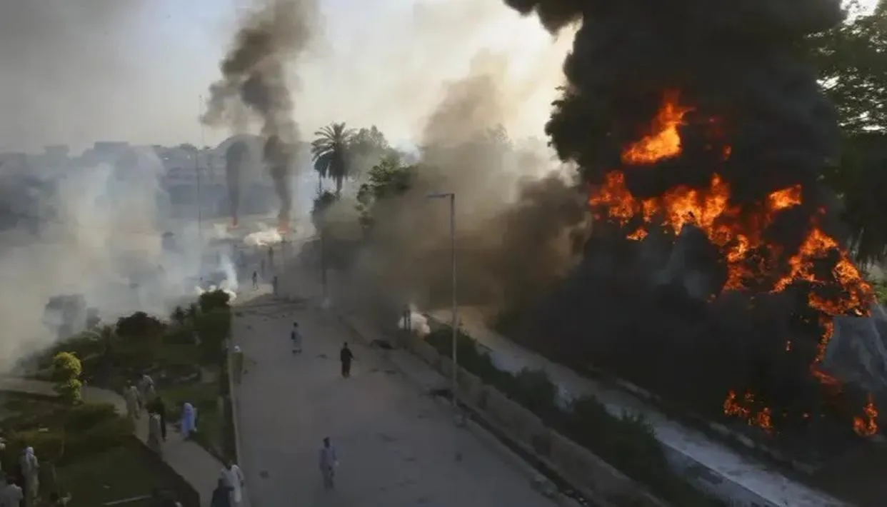 Photo of पूर्व प्रधानमंत्री इमरान खान की गिरफ्तारी के बाद पाकिस्तान में लगातार बढ़ रही हिंसा…