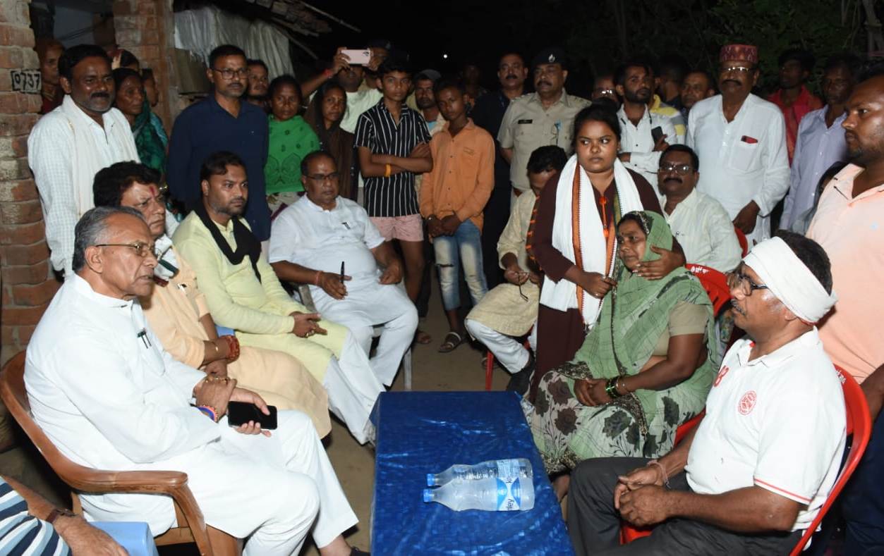 Photo of सड़क दुर्घटना में एक ही परिवार के 10 लोगो की मौत पर शोक व्यक्त पहुंचे गृह मंत्री