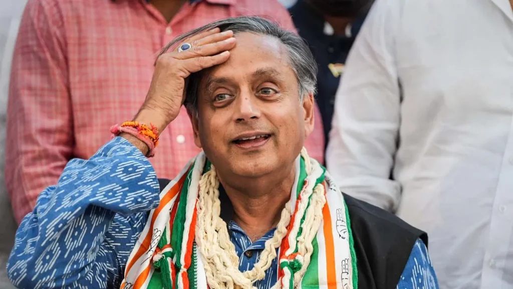 Photo of  द केरल स्टोरी को लेकर कांग्रेस नेता शशि थरूर और विवेक अग्निहोत्री के बीच मामला गरमाता हुआ दिख रहा..