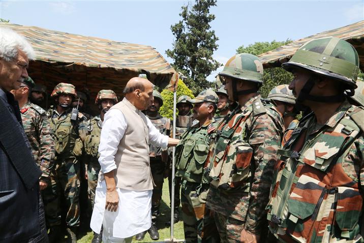 Photo of आतंकी हमले में पांच जवानों के शहीद होने पर राजनाथ पहुंचे राजौरी