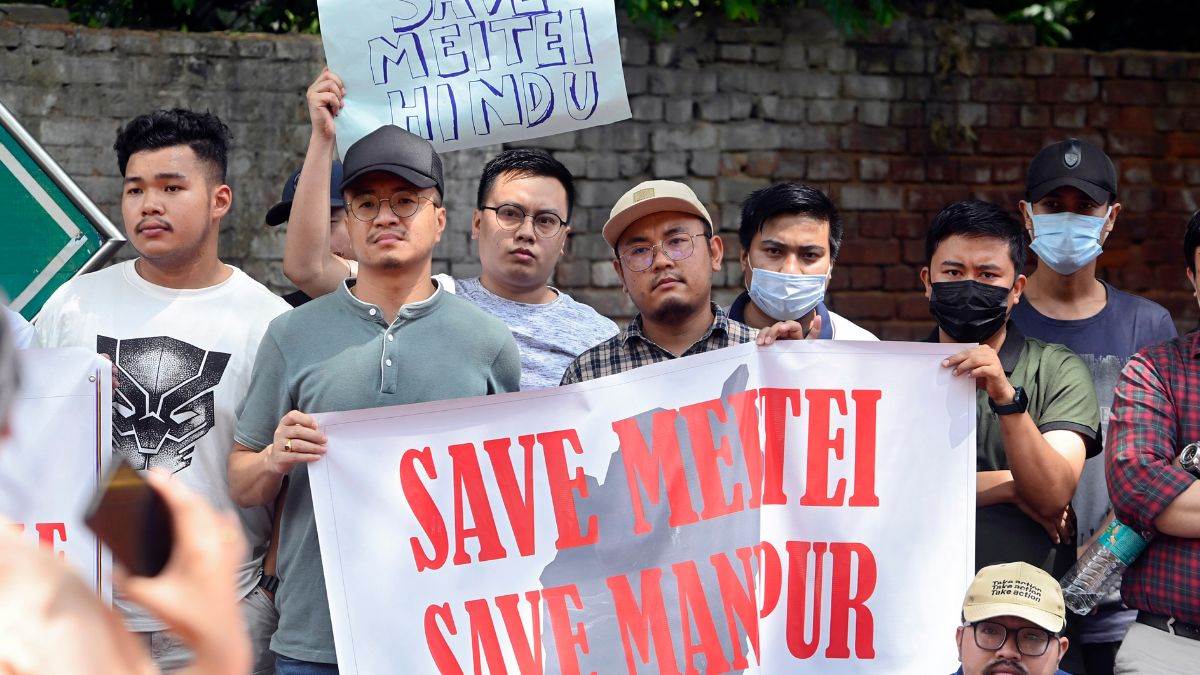 Photo of मणिपुर के चूड़चंदपुर में भीड़ से मैती समुदाय के लोगों को बचाने के लिए कुकी महिलाएं बनी दीवार…