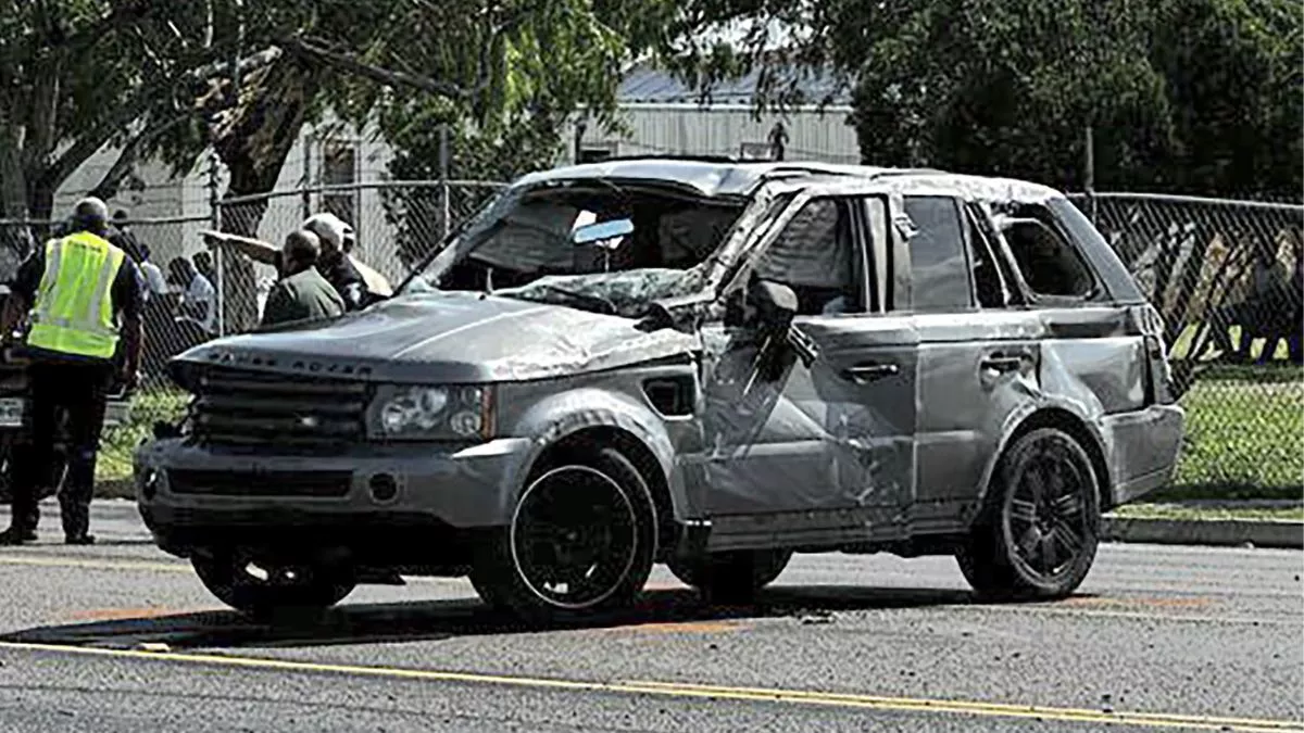 Photo of टेक्सास में बस स्टॉप के बाहर खड़ी भीड़ पर कार घुस गई, सात लोगों को कार ने रौंदा