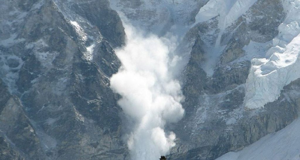 Photo of नेपाल के दार्चुला जिले में हिमस्खलन में दबे लोगों की तलाश जारी…