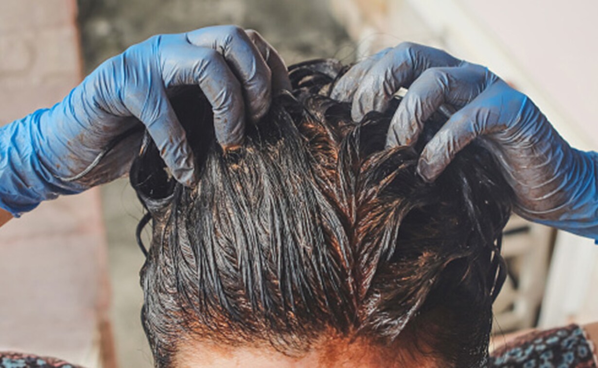 Photo of अगर आप लॉन्ग हेयर चाहती हैं, तो आप मेहंदी में प्याज मिलाकर लगाएं