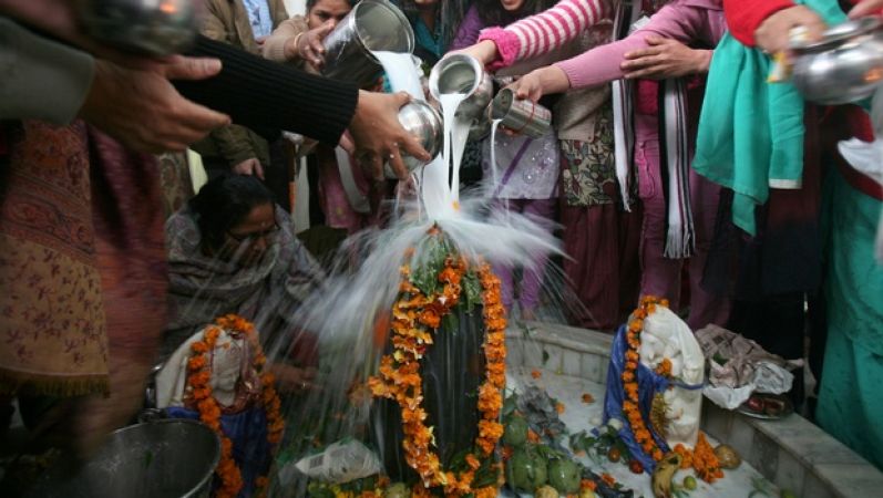 Photo of आइये जानते हैं कि आखिर शिवलिंग पर चढ़ाया जल पीना चाहिए या नहीं