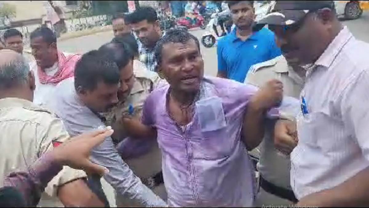 Photo of रायपुर के खम्हारडीह थाने के सामने एक शख्‍स ने मिट्टी का तेल डालकर खुदकुशी की कोशिश की..