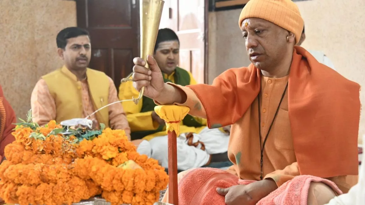 Photo of सीएम योगी ने प्रदेशवासियों की सुख-समृद्धि के लिए सावन मास के पहले दिन गोरखपुर में रुद्राभिषेक एवं हवन किया..