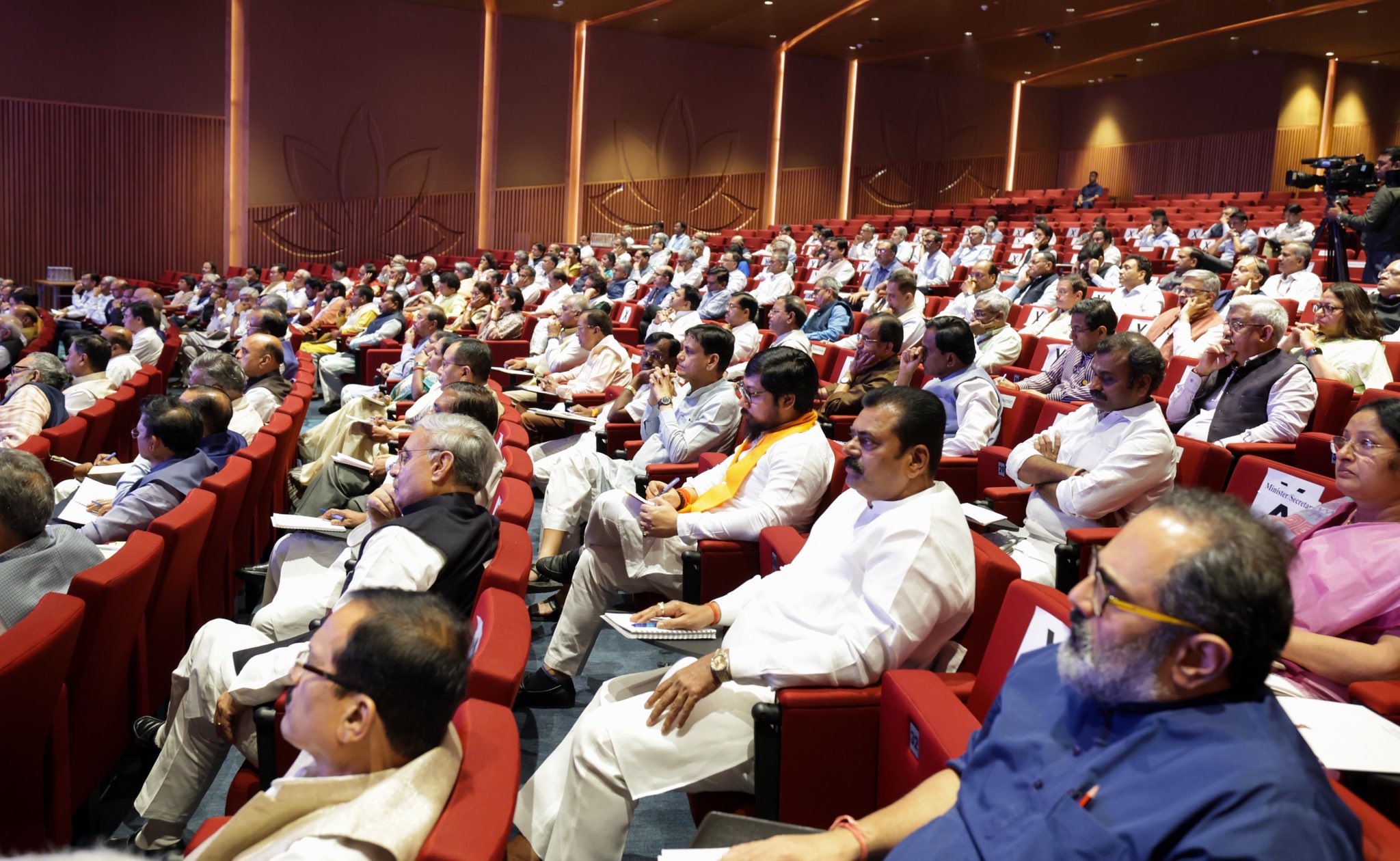 Photo of प्रधानमंत्री मोदी ने प्रगति मैदान के नवनिर्मित कन्वेंशन सेंटर में मंत्रिपरिषद के साथ की बैठक..