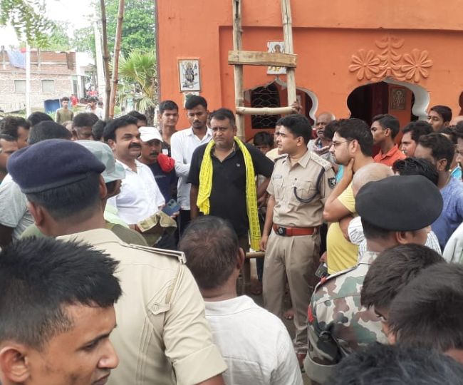 Photo of औरंगाबाद में धार्मिक स्थलों के बाहर मांस का टुकड़ा फेंकने का मामला सामने आया..