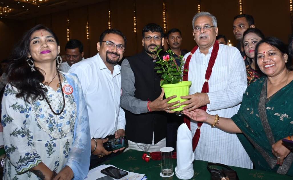 Photo of छत्तीसगढ़ के कलाकारों से रूबरू हुए भूपेश &nbsp;