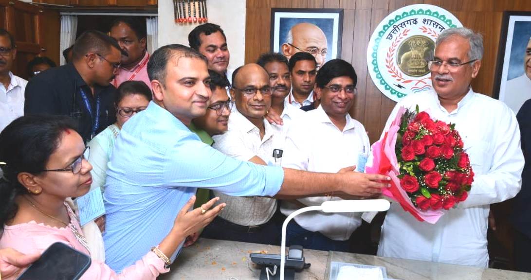 Photo of डीए और एचआरए में बढ़ोत्तरी पर भूपेश का धन्यवाद ज्ञापित किया जनसम्पर्क अधिकारियों ने &nbsp;