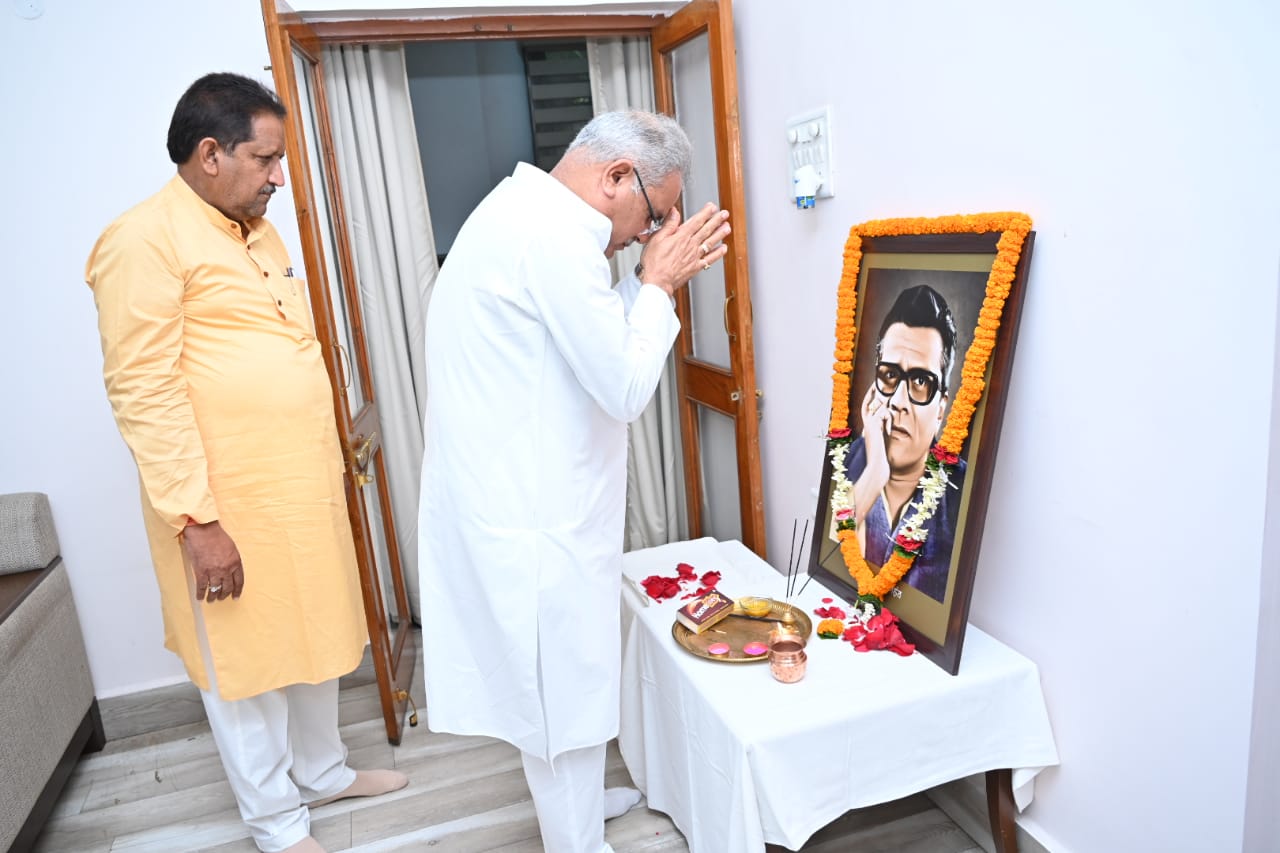 Photo of भूपेश ने श्री बिसाहू दास महंत की पुण्यतिथि पर उन्हें अर्पित किए श्रद्धासुमन