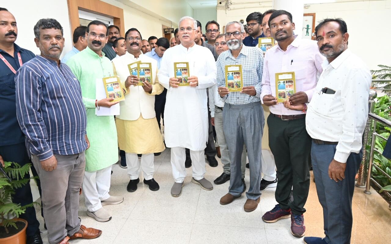 Photo of भूपेश ने किया छत्तीसगढ़ी नाटक ‘सुराजी गांव‘ का विमोचन