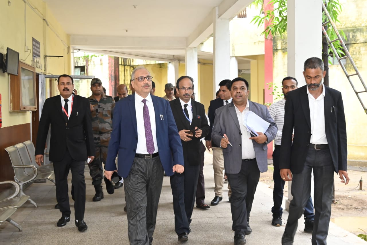 Photo of उच्च न्यायालय के मुख्य न्यायाधीश ने जिला न्यायालय का किया औचक निरीक्षण