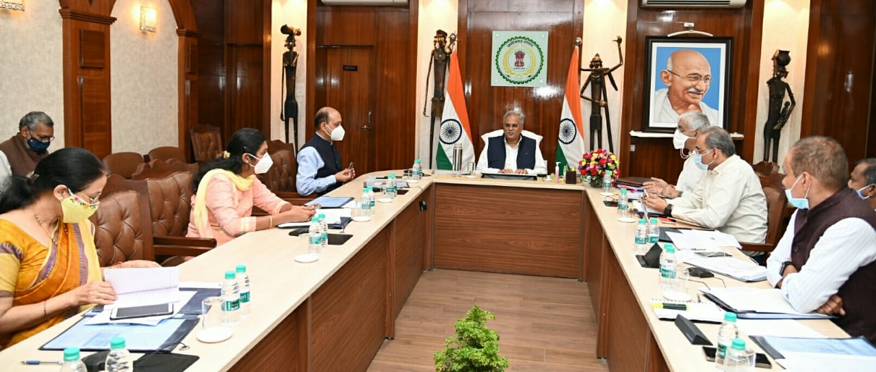 Photo of मुख्यमंत्री बघेल ने बैठक में नागरिक सेवाओं एवं ग्रामीण विकास से संबंधित योजनाओं के क्रियान्वयन की समीक्षा की..