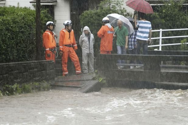 Photo of जापान में लगातार हो रही तेज बारिश से जनजीवन अस्त-व्यस्त: 3 लाख से ज्यादा लोगों को घर खाली करने का आदेश..