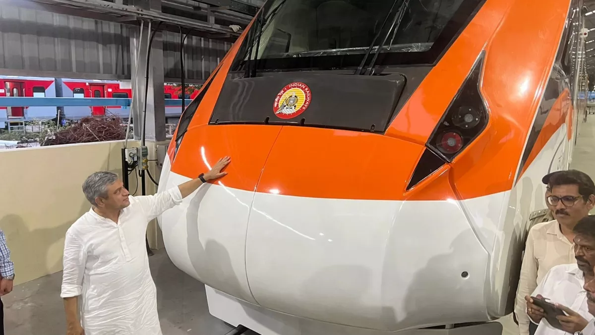 Photo of निर्मित सेमी-हाई-स्पीड ट्रेन का निर्माण किया गया ,साथ ही रेल मंत्री ने इसकी झलक भी दिखाई..