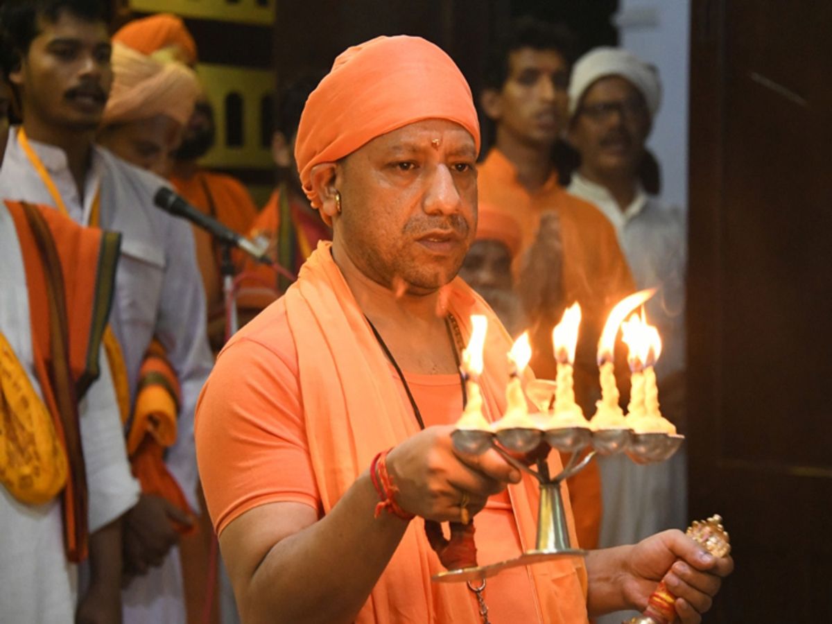 Photo of गुरु पूर्णिमा के मौके पर सीएम योगी ने गोरखनाथ मंदिर परिसर स्थित अपने गुरु के समाधि मंदिर में की पूजा अर्चना