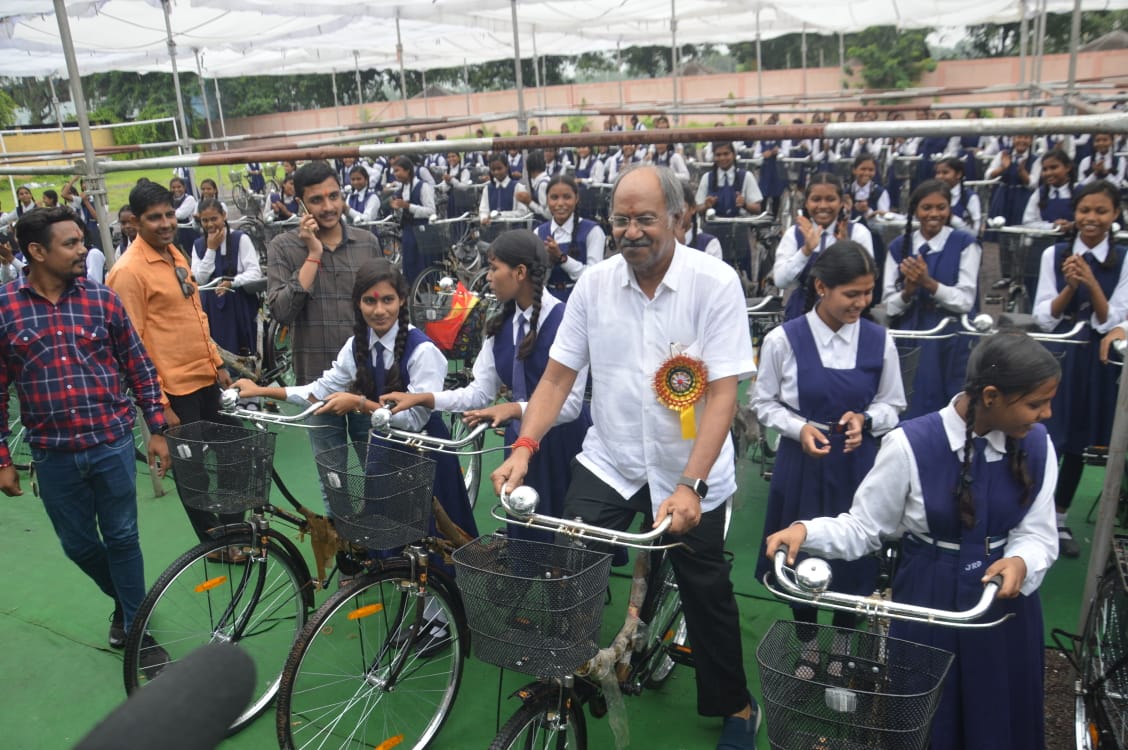 Photo of बृजमोहन ने दानी स्कूल के छात्राओ को किया सायकिल वितरण