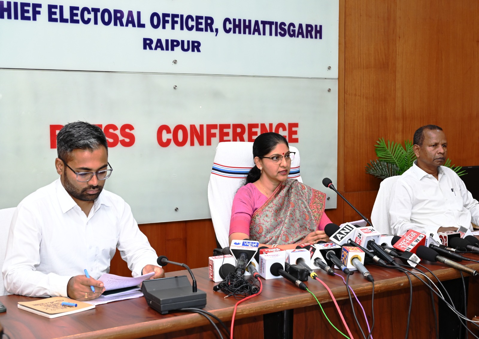 Photo of मुख्य निर्वाचन पदाधिकारी ने मतदाता सूची के पुनरीक्षण कार्यक्रम की दी जानकारी