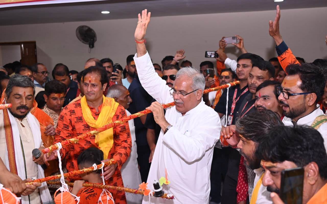 Photo of भूपेश ने हाथों में जलाभिषेक का जल थामे दिव्य कांवड़ यात्रा का किया शुभारंभ