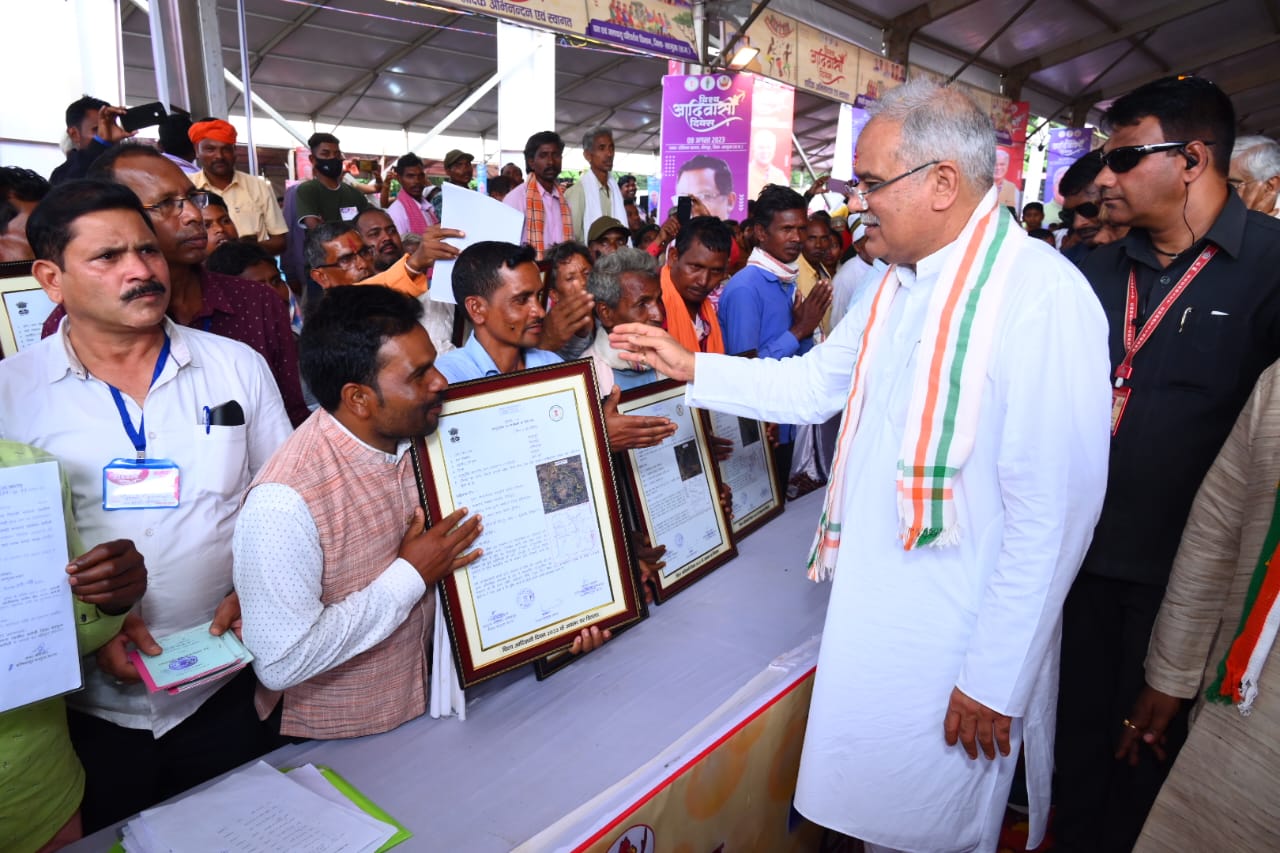 Photo of भूपेश ने आदिवासी समाज के विशिष्ट प्रतिभाओं को किया सम्मानित