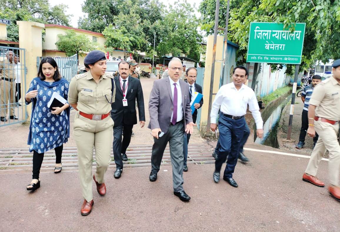 Photo of मुख्य न्यायाधीश ने बेमेतरा न्यायालय का किया औचक निरीक्षण