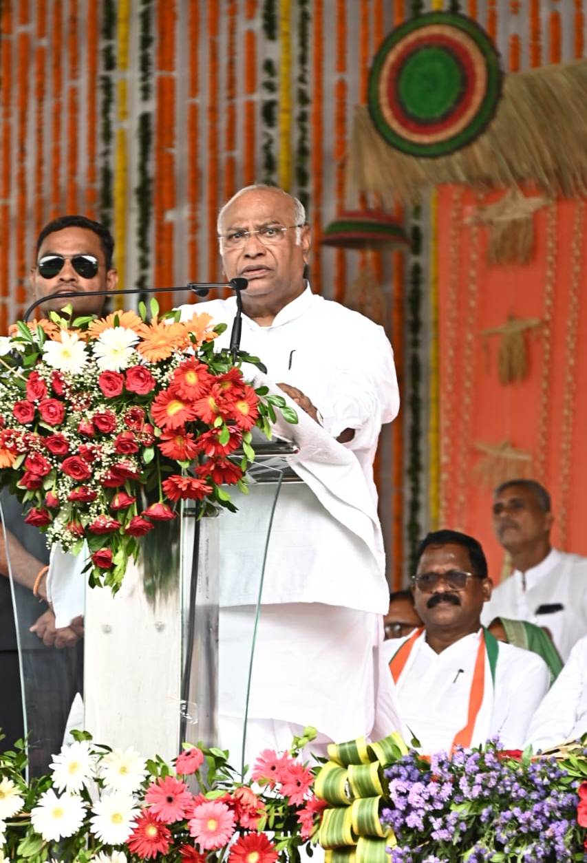 Photo of संविधान को बचाने के लिए मोदी सरकार का सत्ता से हटाना जरूरी-खड़गे