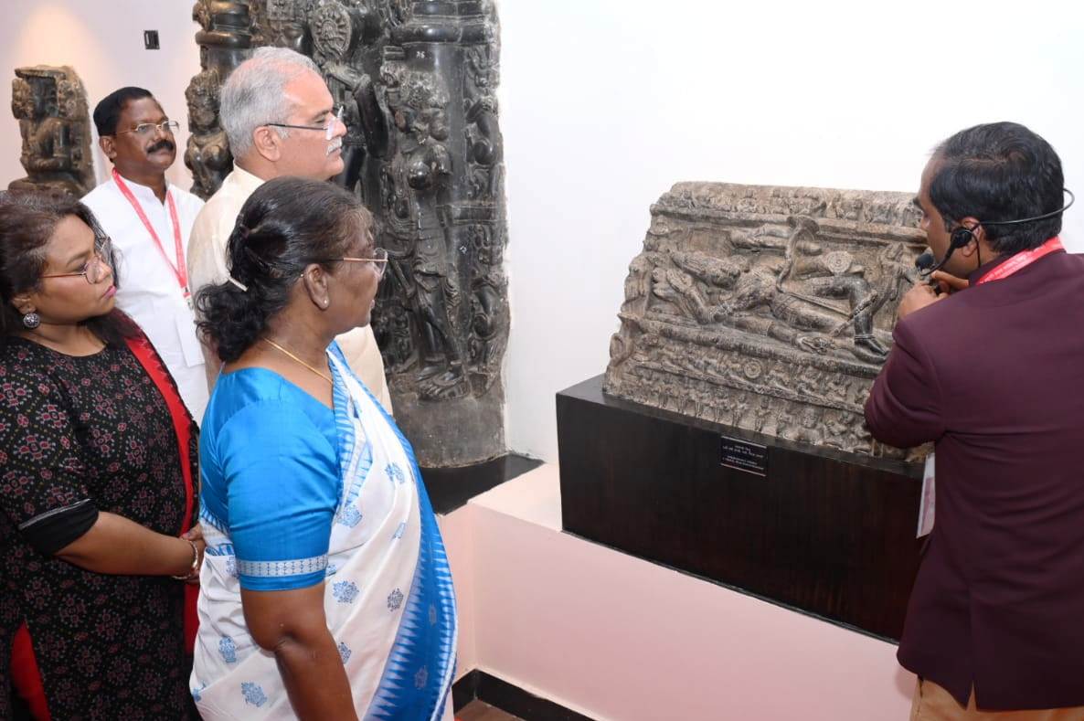 Photo of राष्ट्रपति मुर्मु ने छत्तीसगढ़ के पुरातात्विक वैभव की ली जानकारी  