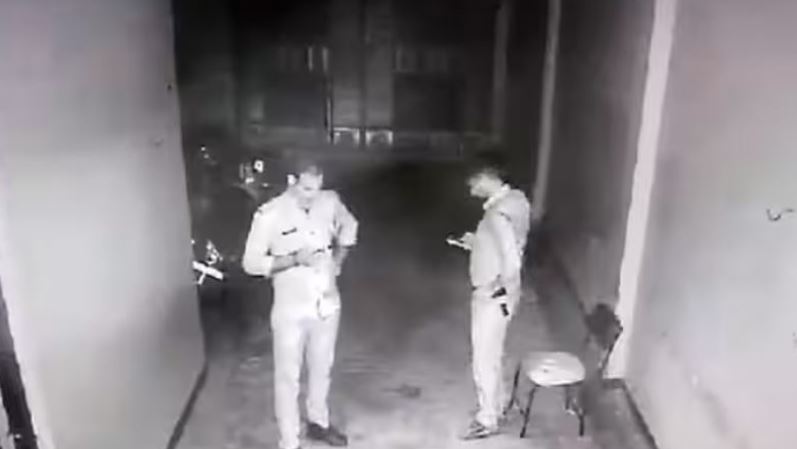 Photo of UP: मेरठ पुलिस की सामने आई शर्मनाक हरकत! यहाँ देखे क्या है पूरा मामला