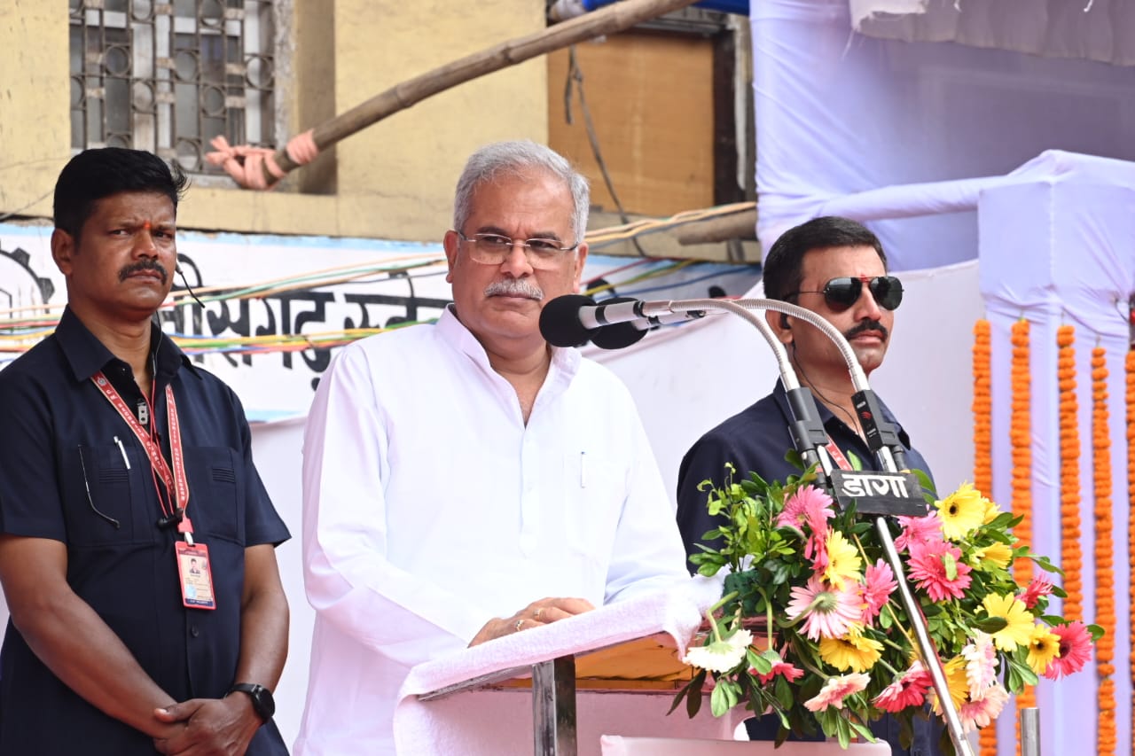 Photo of ट्रैफिक में फंसे एंबुलेंस को रास्ता देने के लिए खुद मंच से खड़े हो गए मुख्यमंत्री