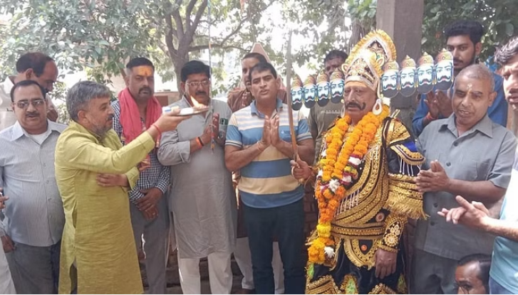 Photo of दशहरा 2023: धर्मनगरी मथुरा में विजयादशमी पर रावण की महाआरती, लंकेश के भक्तों ने किया पुतला दहन का विरोध