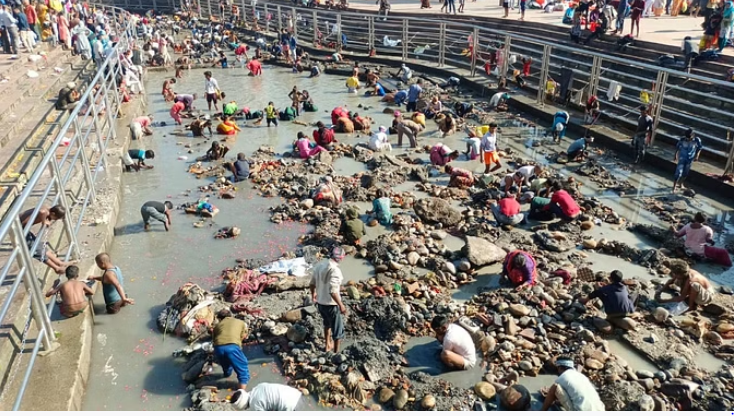 Photo of हरिद्वार: गंगनहर में खजाना ढूंढने के लिए उतरी हजारों लोगों की भीड़, दशहरे की रात हरकी पैड़ी का दिखा कुछ ऐसा नजारा