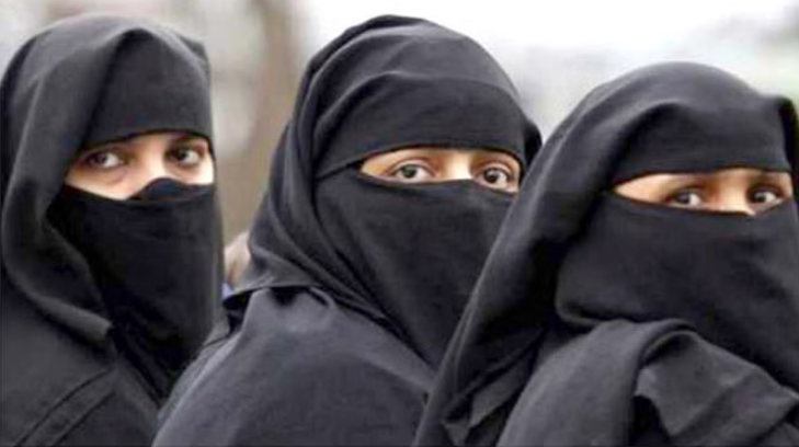 Photo of कर्नाटक हिजाब: प्रतियोगी परीक्षाओं में हिजाब पहनकर जा सकेंगी लड़कियां, जानिये क्यों?