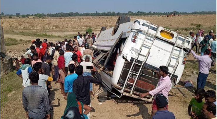 Photo of मिर्जापुर में बस हादसा: ददरी बांध के पास पलटी यात्रियों से भरी बस