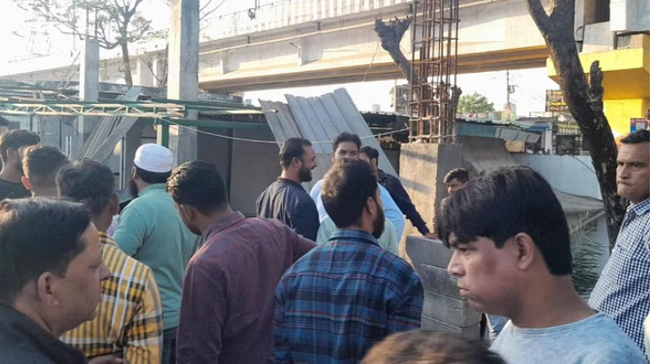 Photo of देहरादून: धार्मिक स्थल का हिस्सा तोड़ने पर हंगामा, जानिये पूरी ख़बर