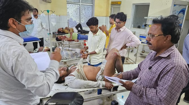 Photo of बलिया : सड़क किनारे खड़े ऑटो को अज्ञात वाहन ने मारी टक्कर, जानिये पूरी ख़बर?