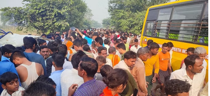 Photo of बदायूं : स्कूल बस और वैन की जोरदार भिड़ंत, पढिये पूरी ख़बर ?