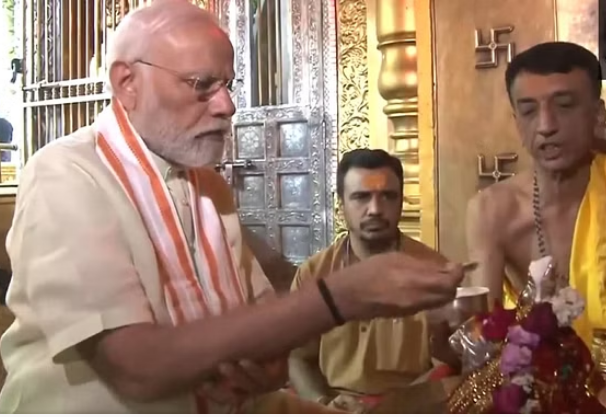 Photo of बनासकांठा में पीएम मोदी ने किया रोड शो, अंबाजी मंदिर में की पूजा-अर्चना