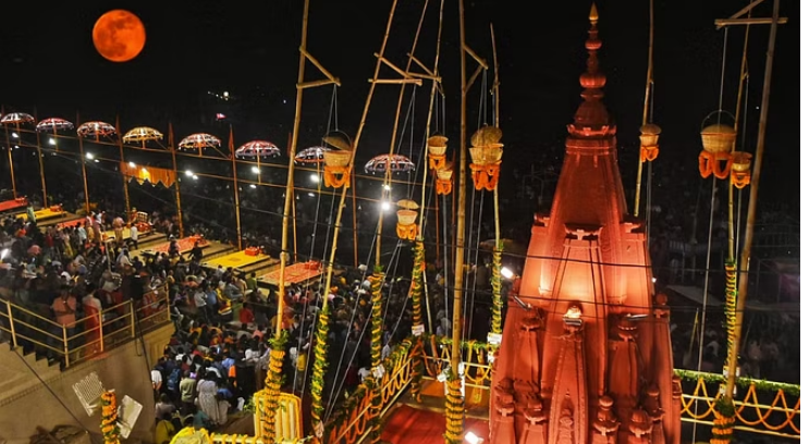 Photo of शहीदों की याद में बनारस के घाट पर सजाए गए आकाशदीप