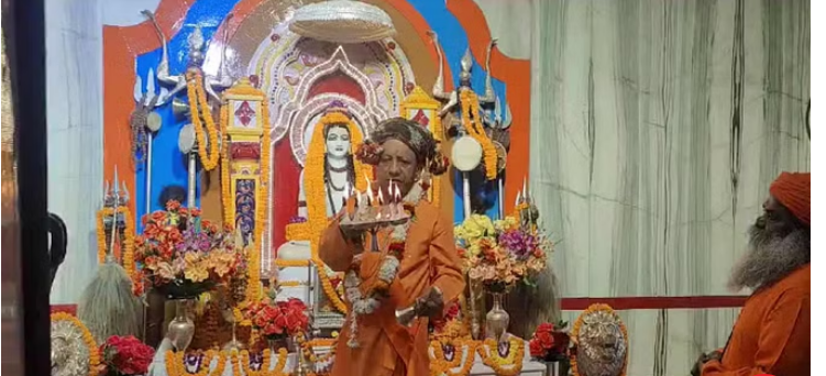 Photo of गोरखपुर: CM योगी ने गुरु गोरक्षनाथ का किया विशिष्ट पूजन, विजयादशमी की शुभकामनाएं दीं