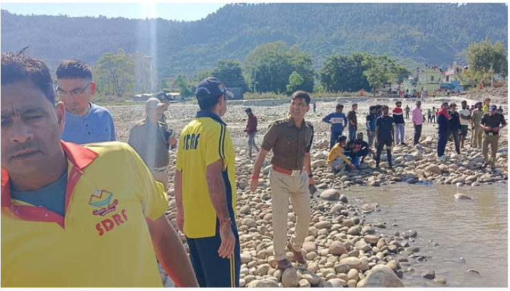 Photo of पौड़ी: श्रीनगर में दशहरा पूजा के लिए नदी किनारे गया युवक तेज बहाव में बहा, तलाश में जुटी एसडीआरएफ