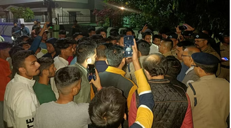 Photo of देहरादून: भाई-बहन के ऊपर गिरी डीएवी कॉलेज की दीवार, बहन की मौत और भाई गंभीर रूप से घायल