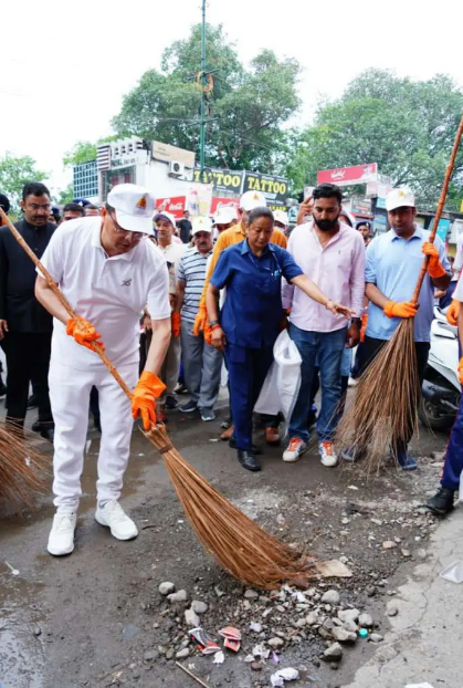 Photo of सीएम धामी और कई नेताओं के साथ बच्चे-बूढ़े ने भी स्वच्छता अभियान के लिए श्रमदान किया