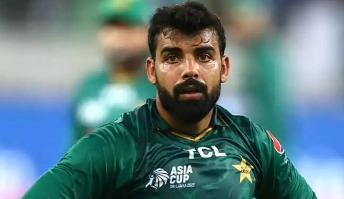 Photo of पाकिस्तान के शादाब खान ने बताया की किस भारतीय बल्लेबाज को गेंदबाजी करने में होती है मुश्किल