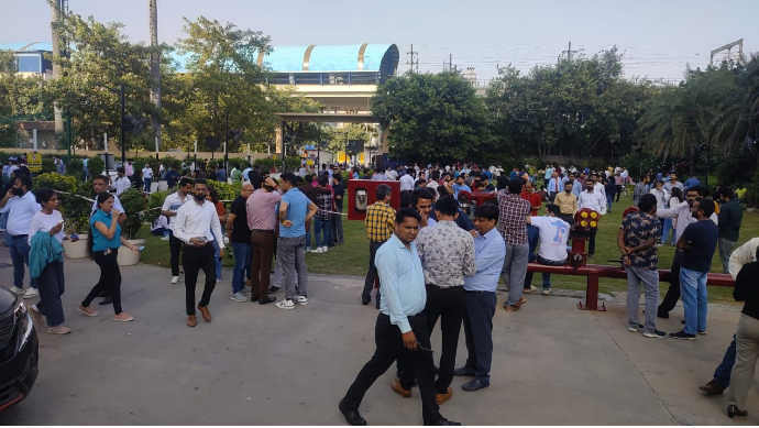 Photo of घरों और ऑफिसों से बाहर निकले लोग भूकंप के जोरदार झटके से