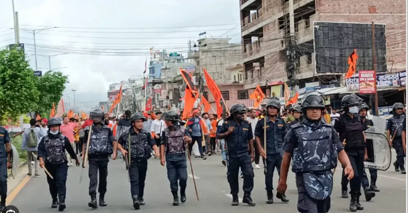 Photo of नेपाल में दो समुदायों के बीच भड़की हिंसा के कारण लगा कर्फ्यू