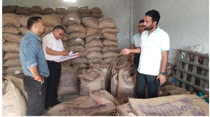 Photo of हरिद्वार:एसडीएम के छापा मरने से बहादराबाद की राइस मिल में भारी मात्रा में मिला सरकारी चावल